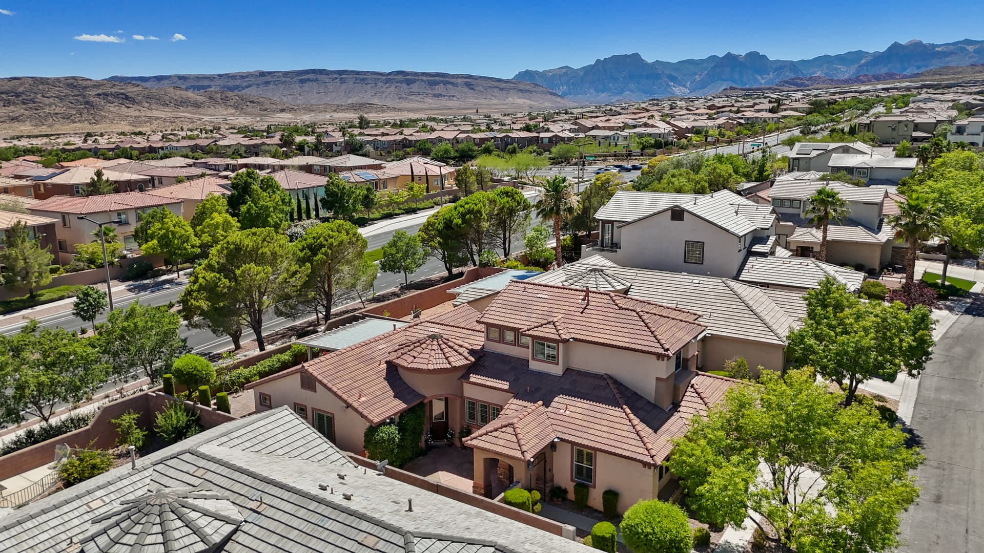 Couple touring a Regency at Summerlin home